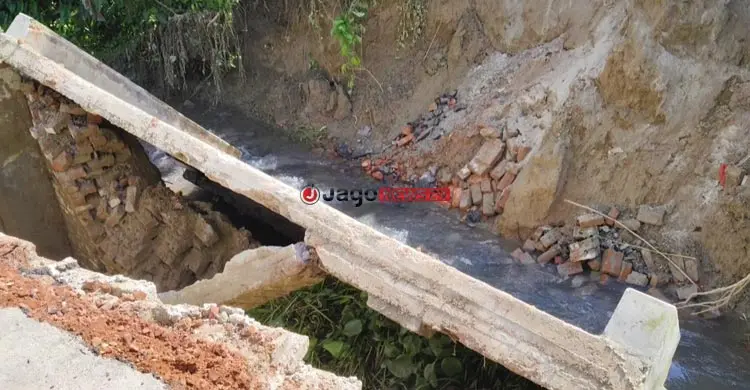 কালভার্ট ধসে সড়কে গভীর গর্ত, যোগাযোগ বিচ্ছিন্ন