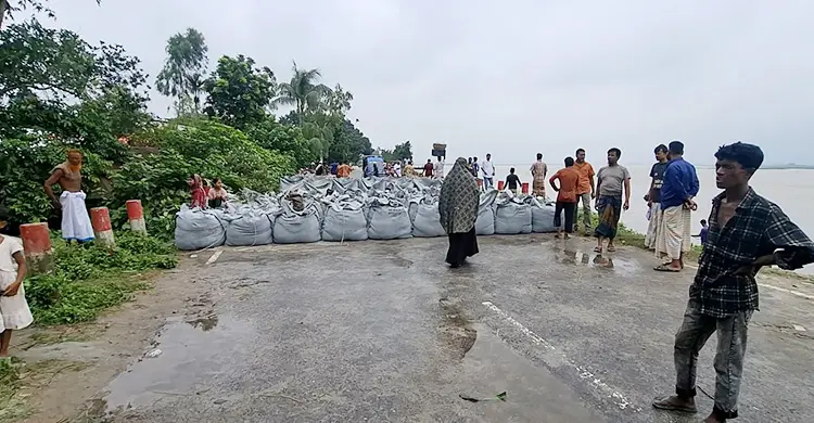 টাঙ্গাইল-তারাকান্দি সড়কে ভাঙন, যানবাহন চলাচল বন্ধ