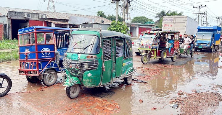 ভাঙাচোরা সড়ক যেন মৃত্যুফাঁদ