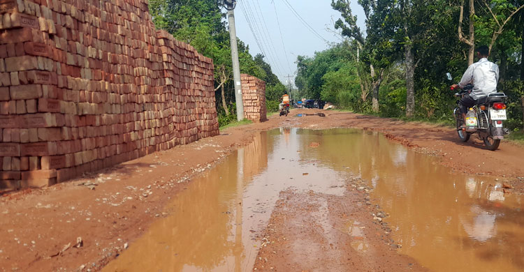 সড়কজুড়ে খানাখন্দ, দুর্ভোগে লাখো মানুষ