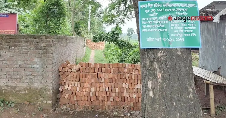 সরকারি বিদ্যালয়ের রাস্তা নেই, অস্থায়ী পথেও ব্যারিকেড
