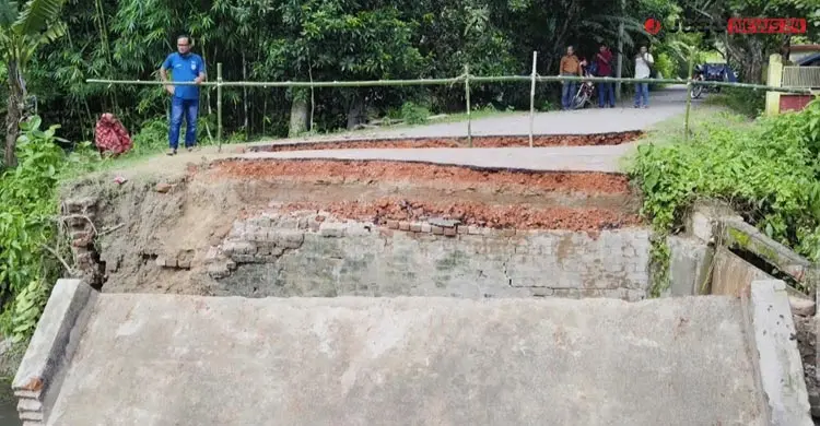 কালভার্ট ধসে সড়কে গভীর গর্ত, যোগাযোগ বিচ্ছিন্ন