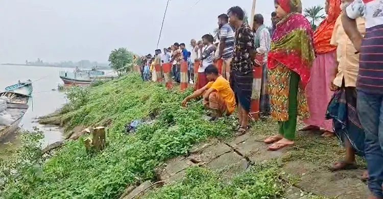 টাঙ্গাইল-তারাকান্দি সড়কে ভাঙন, যানবাহন চলাচল বন্ধ