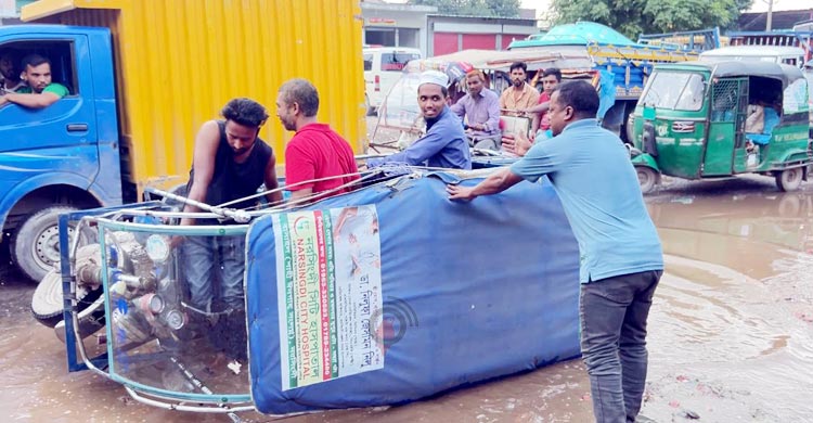 ভাঙাচোরা সড়ক যেন মৃত্যুফাঁদ