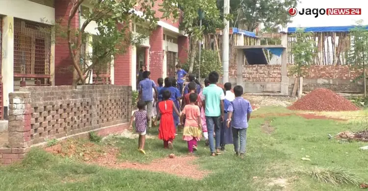 সরকারি বিদ্যালয়ের রাস্তা নেই, অস্থায়ী পথেও ব্যারিকেড