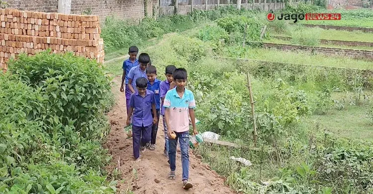 সরকারি বিদ্যালয়ের রাস্তা নেই, অস্থায়ী পথেও ব্যারিকেড