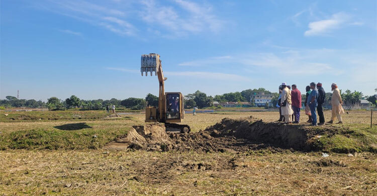 ভেকু দিয়ে নির্মাণাধীন রাস্তা কাটলেন আওয়ামী লীগ নেতা