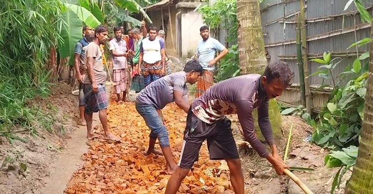 ক্ষোভে চাঁদা তুলে রাস্তা সংস্কার গ্রামবাসীর