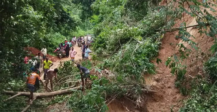 শেরপুরে পাহাড়ধসে সড়কে যান চলাচল বন্ধ