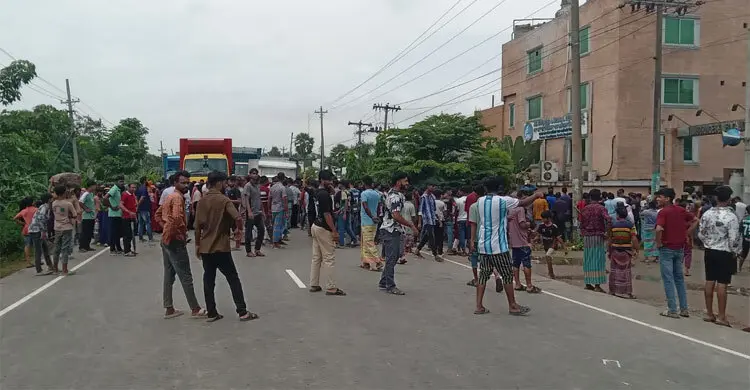 বেতন-ভাতা বাড়ানোর দাবিতে কুমিল্লায় মহাসড়ক অবরোধ