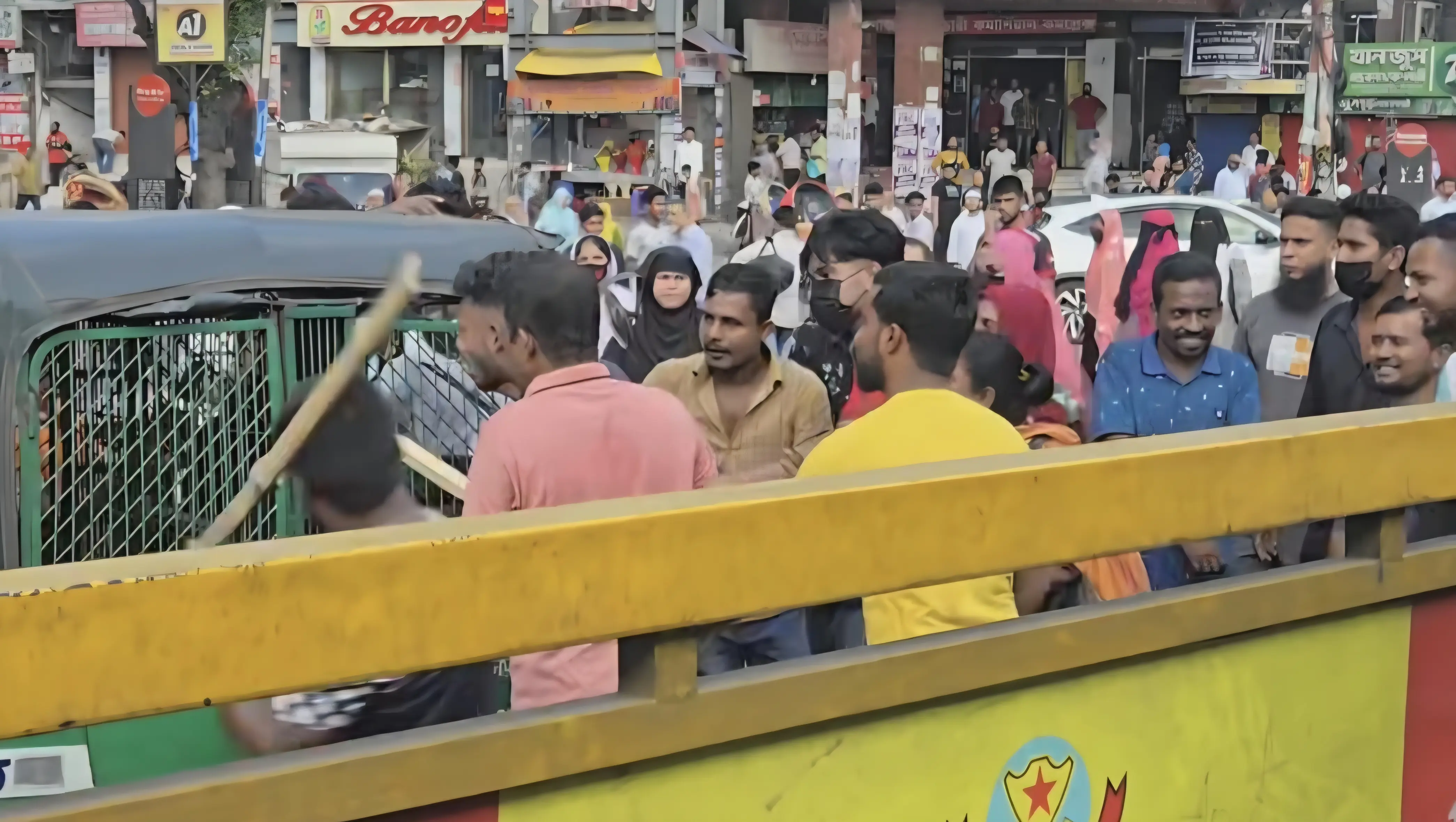 বারবার সংশ্লিষ্ট কর্তৃপক্ষের দৃষ্টি আকর্ষণ করা হলেও কোনো সুরাহা না পেয়ে রাজপথে নামতে বাধ্য হয়েছেন বলে দাবি শ্রমিকদের