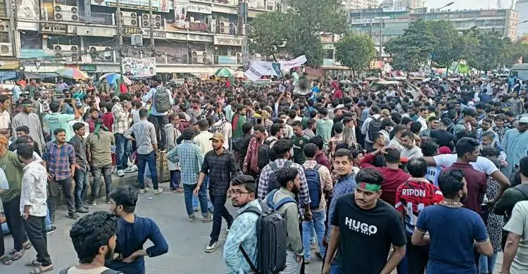 Road blocked seeking 'Dhaka Central University' ordinance