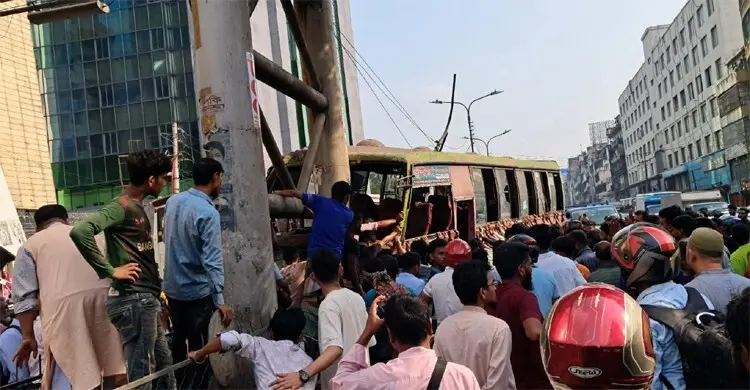 বনানীতে পথচারী বাঁচাতে গিয়ে সড়ক বিভাজকে বাসের ধাক্কা, নিহত ২