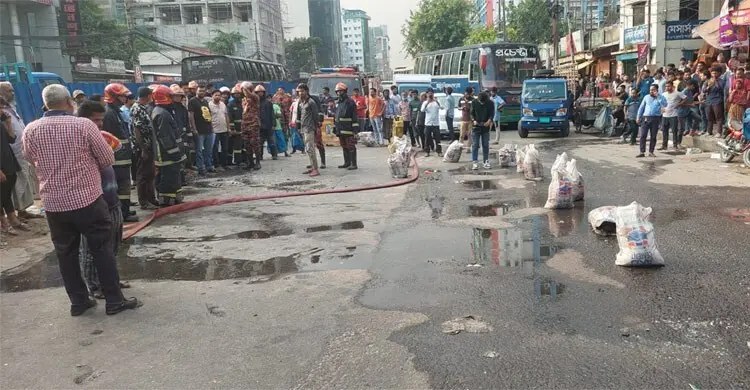 বাড্ডায় গ্যাস লিকেজে ম্যানহোলে আগুন, তীব্র যানজট