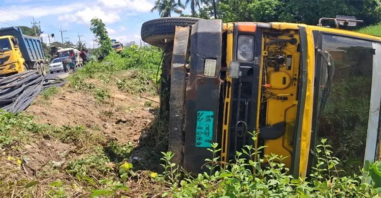 কর্ণফুলীতে নিয়ন্ত্রণ হারিয়ে খাদে রডবোঝাই ট্রাক, আহত ৩