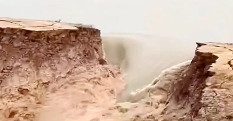 পানির চাপে ভেঙে গেলো ঝিনারিয়া হাওরের রাস্তা, ডুবছে ফসল