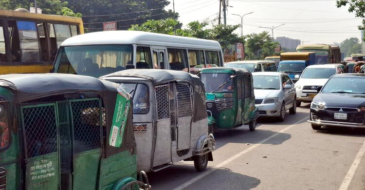 মেট্রোরেল স্বাভাবিক হলেও জানেন না অনেকেই, কিছু সড়কে তীব্র যানজট