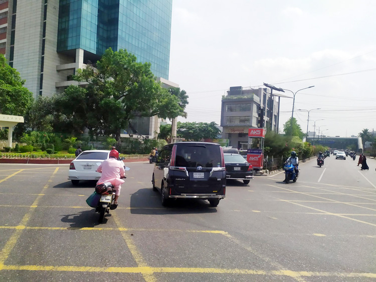 সড়কে নেই যানজট, নির্বিঘ্নে কেন্দ্রে এসএসসি পরীক্ষার্থীরা