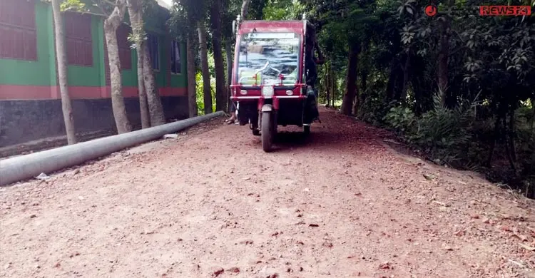 সড়কের কাজ ফেলে উধাও ঠিকাদার, দুর্ভোগে অর্ধলাখ মানুষ