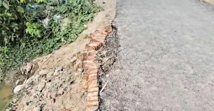 কোটি টাকার রাস্তায় হাত দিলেই উঠে আসছে পিচ
