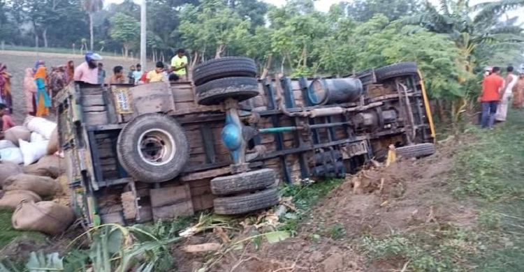 2 workers killed as pickup falls into ditch in Satkhira