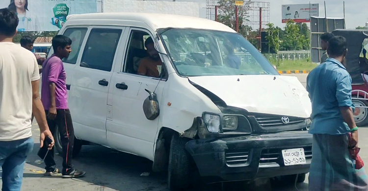 2 killed as microbus runs over them in Munshiganj