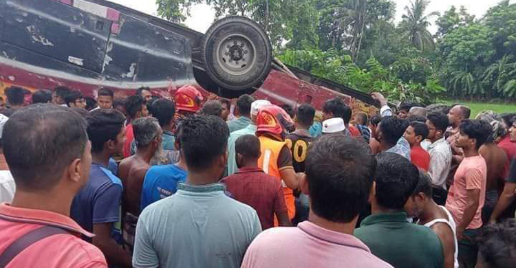 2 killed in bus-car collision in Khulna