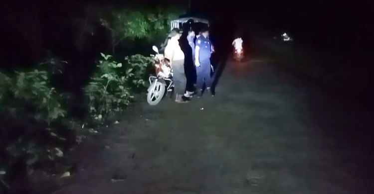 মেহেরপুরে রাতে সড়কে ককটেল ফাটিয়ে ডাকাতি