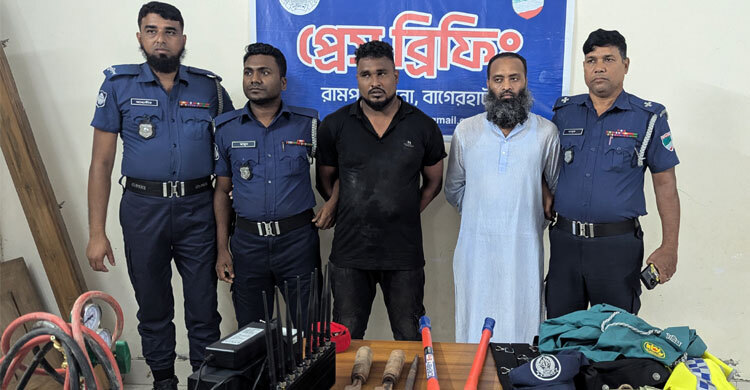 পুলিশের পোশাক পরে ডাকাতি, আটক ২