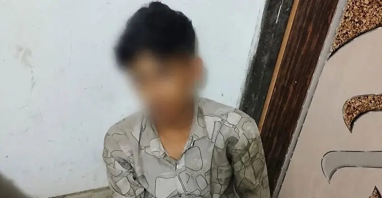 নারীর ব্যাগ-মোবাইল নিয়ে দৌড়, ট্রাফিক সার্জেন্টের ধাওয়ায় ছিনতাইকারী আটক