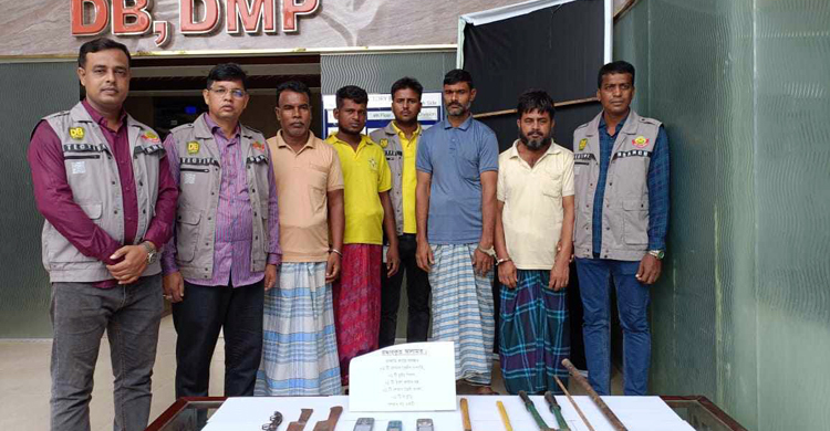 চক্র ডাকাতি করে, মালামাল কেনেন ইউপি সদস্য