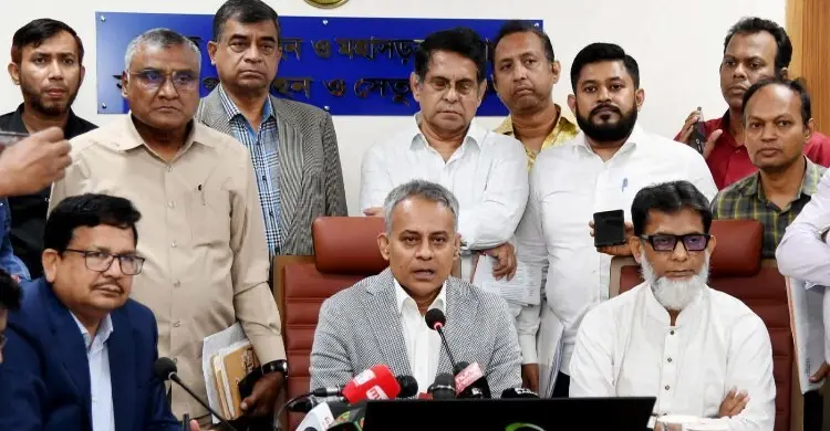স্থানীয় সরকারের রাস্তায় দুর্ঘটনার দায়ও আমাকে নিতে হয়