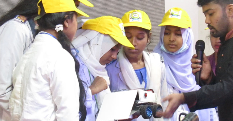 ৮০০ শিক্ষার্থীর চোখে রোবট তৈরির স্বপ্ন