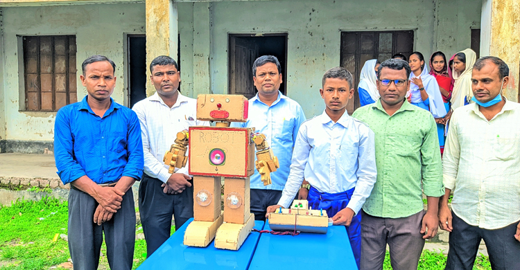 ৩ হাজার টাকার ব্যবস্থা হলেই কথা বলবে অনুকূলের তৈরি রোবট