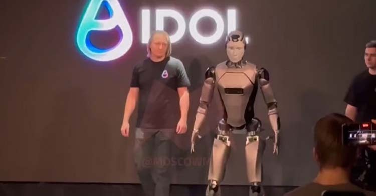 মঞ্চে মুখ থুবড়ে পড়লো রাশিয়ার রোবট ‘এআইডল’