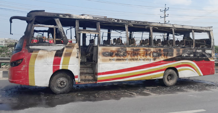 গাজীপুরে পোশাকশ্রমিকদের বিক্ষোভ, দুই বাসে আগুন