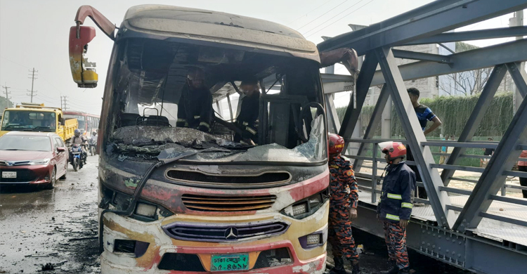 গাজীপুরে পোশাকশ্রমিকদের বিক্ষোভ, দুই বাসে আগুন