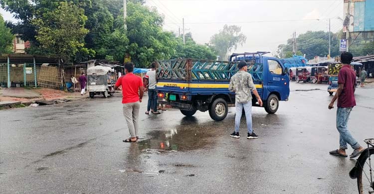 ঠাকুরগাঁওয়ে সড়কে ট্রাফিক পুলিশের ভূমিকায় শিক্ষার্থীরা