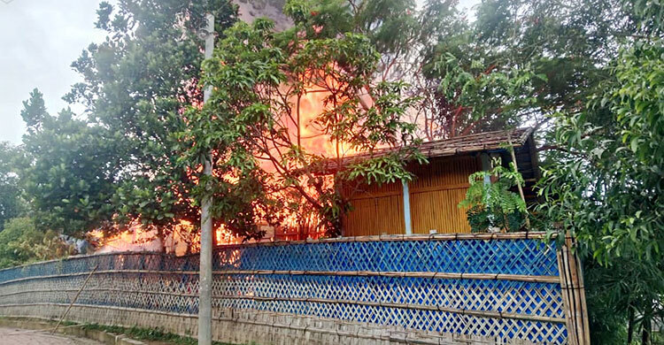 রোহিঙ্গা ক্যাম্পে আগুনে পুড়লো এনজিও অফিস