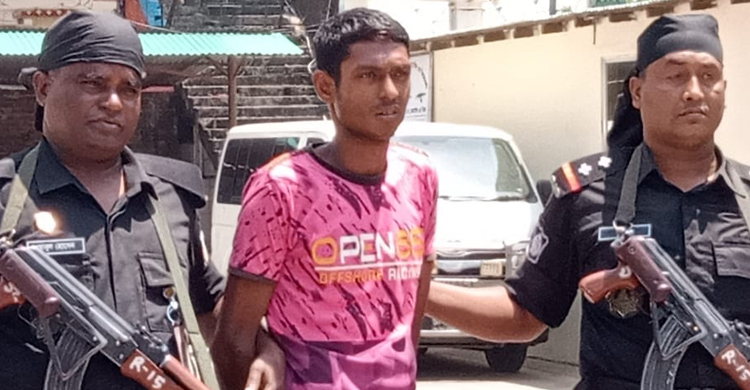 রোহিঙ্গা ক্যাম্পে অস্ত্রসহ যুবক গ্রেফতার