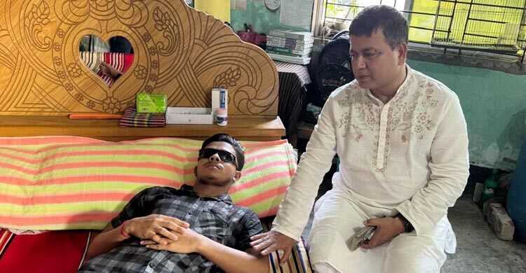 আহত শিক্ষার্থীকে দেখতে গ্রামে ছুটে গেলেন বেরোবি উপাচার্য