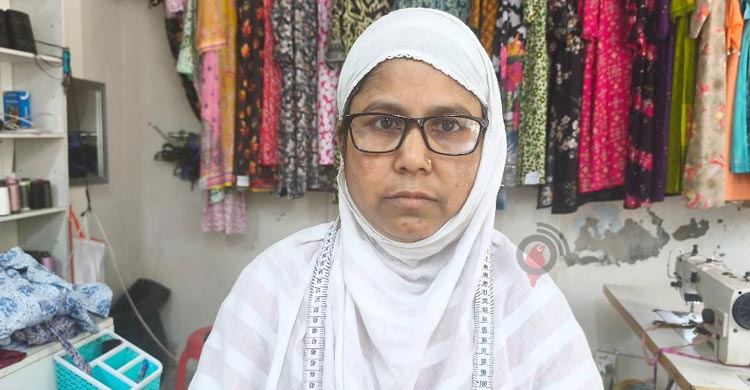 টেইলারিং কাজে স্বাবলম্বী রোকসানা, খরচ জোগান সংসারের