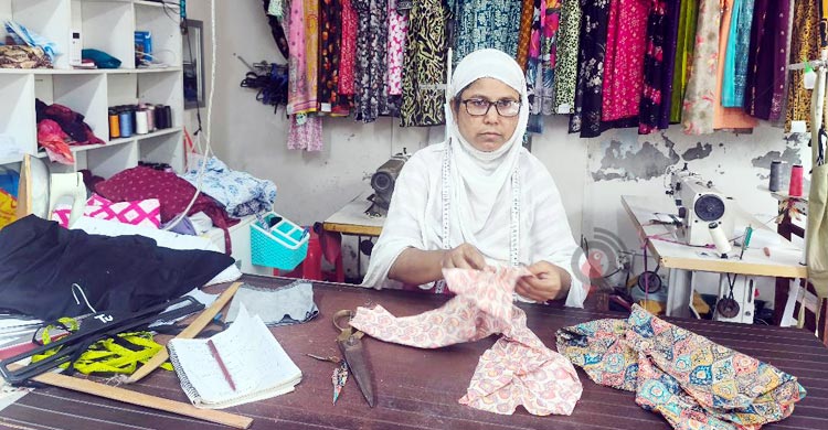 টেইলারিং কাজে স্বাবলম্বী রোকসানা, খরচ জোগান সংসারের