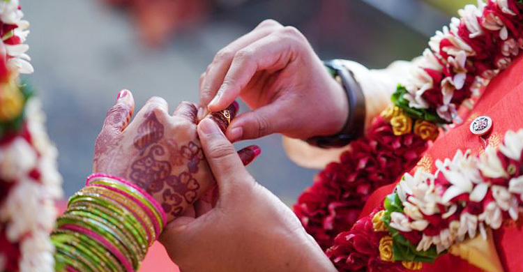 বিয়ের পর সম্পর্কে রোমান্স ধরে রাখার ৫ সহজ উপায়