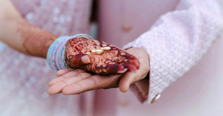 বিয়ের পর সম্পর্কে রোমান্স ধরে রাখার ৫ সহজ উপায়