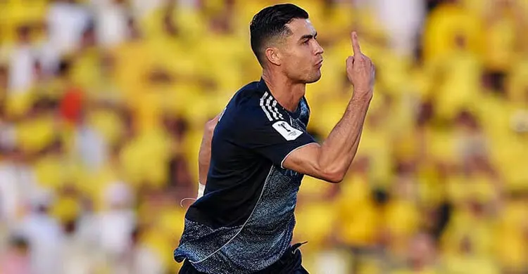 গ্যালারিতে ‘মেসি-মেসি’ চিৎকার থামিয়ে দিলেন রোনালদো