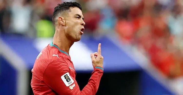 রোনালদোকে তুলে নিতে কোচও ভয় পান!