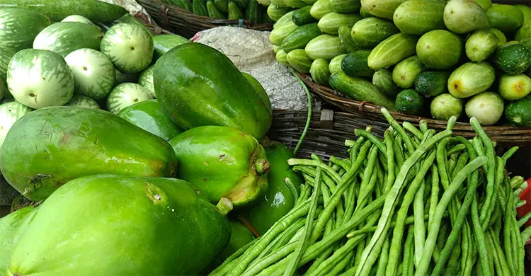ঝাল কমেছে কাঁচামরিচের, ডিমের হালি ৪৮ টাকা