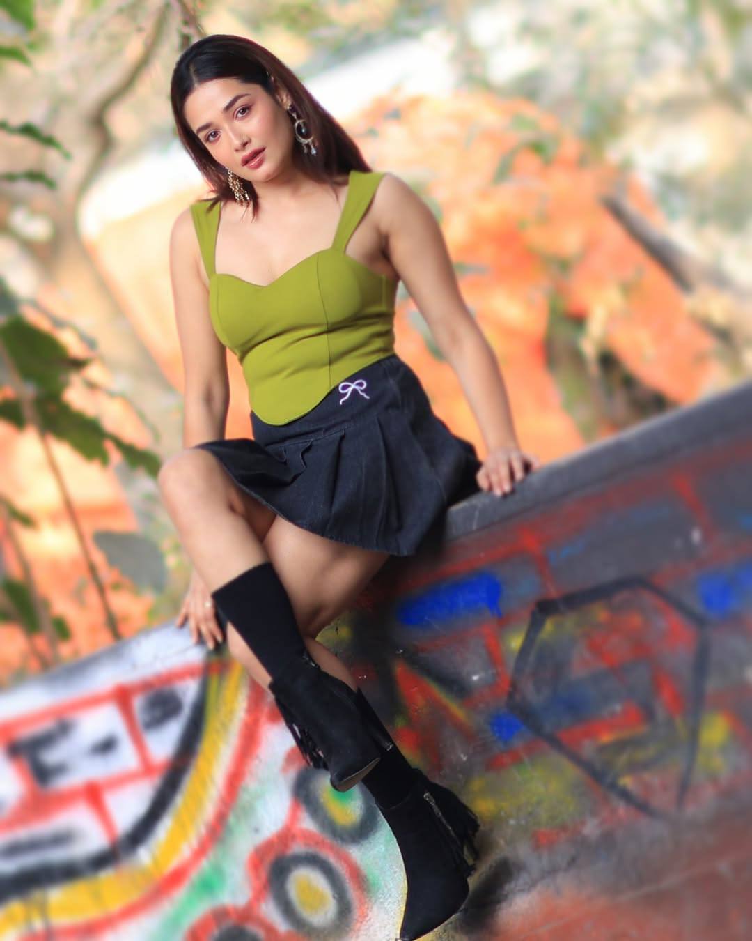 স্ট্রিট স্টাইলে নজরকাড়া রোশনী