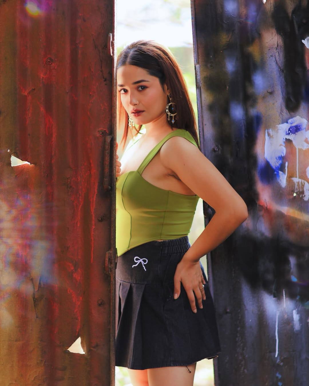 স্ট্রিট স্টাইলে নজরকাড়া রোশনী